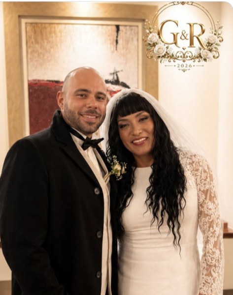 El periodista Jorge Carbajal celebra su boda vestido de novia