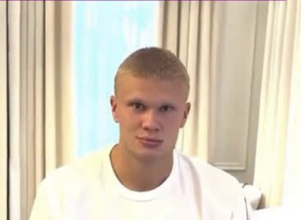 Erling Haaland estrena nuevo look