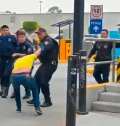 Propinan golpiza a farderos en Walmart de CDMX
