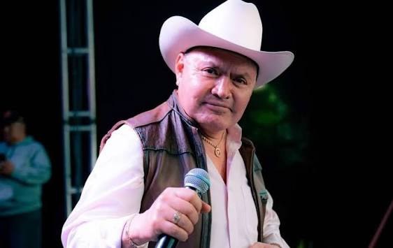 Atacan a balazos al cantante 