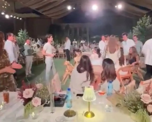Causa polémica presidente de Santos Laguna al cantar en fiesta