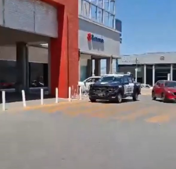 Se desploma y muere en Soriana Mirador