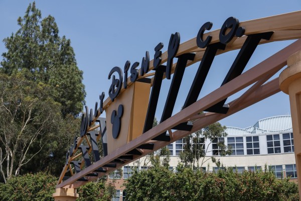 Ofrece Disney plan de retiro voluntario a ejecutivos