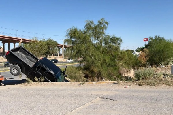 Cae pick up en acequia