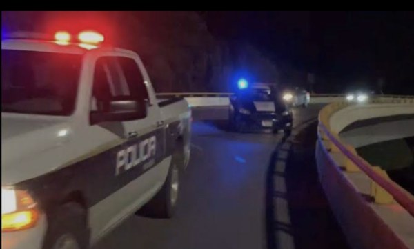 Policías impiden que joven se arroje de un puente