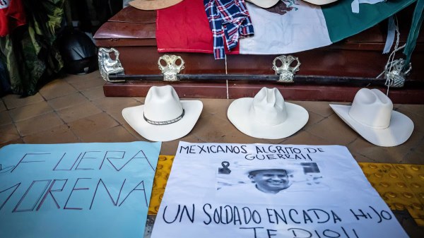 Hermano de Carlos Manzo acusa a Grecia Quiroz de no entregar celulares de su esposo