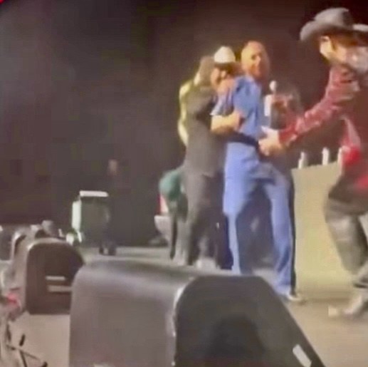 Sacan a Lupillo Rivera ebrio y desorientado del escenario