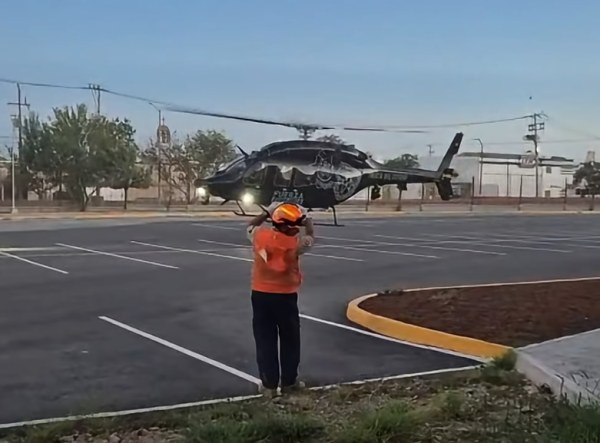 Trasladan en helicóptero a adolescente que cayó a barranco