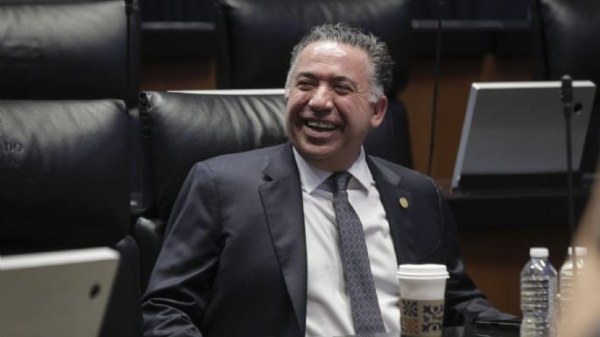 Deja Inzunza bancada de Morena; será senador independiente