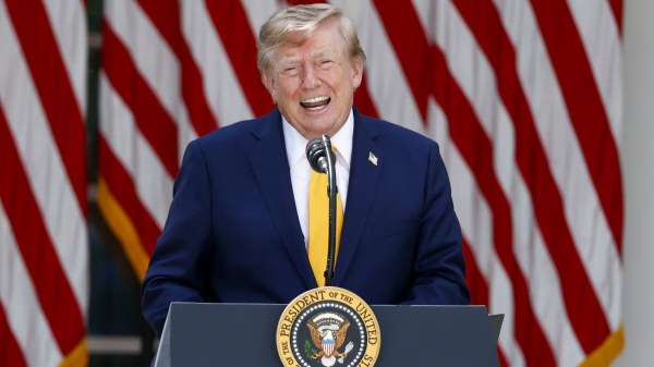 Trump firma decreto para cambiar nombre del lago de Ontario a 