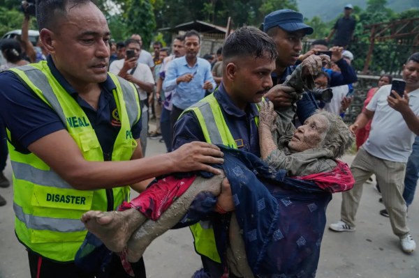 Suben a 353 muertos por inundaciones catastróficas en Nepal y Tíbet