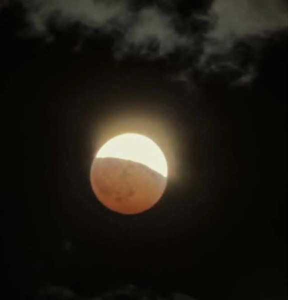 Noche de eclipse lunar reúne a familias en la capital