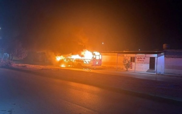 Se incendia camión de transporte en Juárez