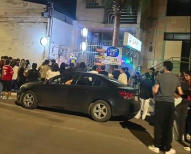 Dejan flores y veladores afuera de departamento de Alexia