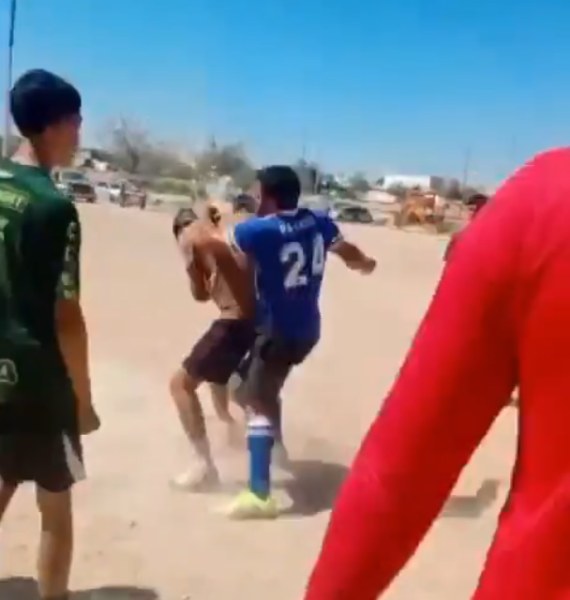 Se agarran a golpes en partido de fútbol