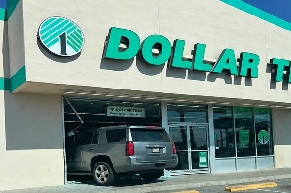 Conductor estrella su vehículo en Dollar Tree de El Paso
