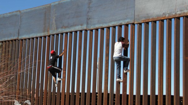 Rescatan a migrante atrapado en el muro fronterizo de El Paso