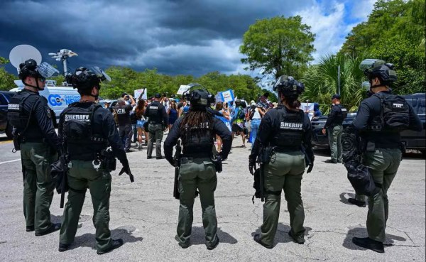 ICE detiene a 152 migrantes en Florida tras operativo