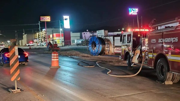 Se movilizan bomberos por fuga de gas en carretera a Aldama
