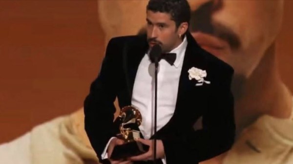 Bad Bunny clama “fuera ICE” en los GRAMMYs