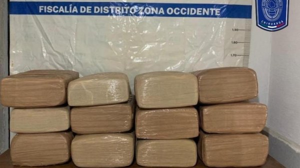 Dejan 12 ladrillos de marihuana en brecha