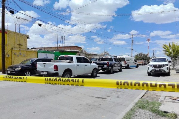 Hallan muerto tendido en banqueta
