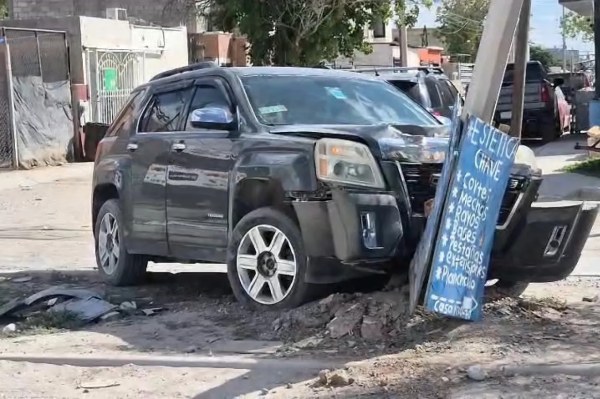 Se estrella con poste tras persecución