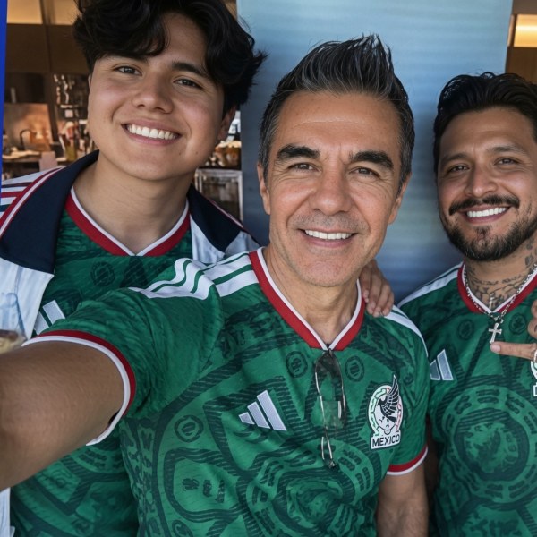 Famosos arman fiesta en el palco de Jaime Camil apoyando a México