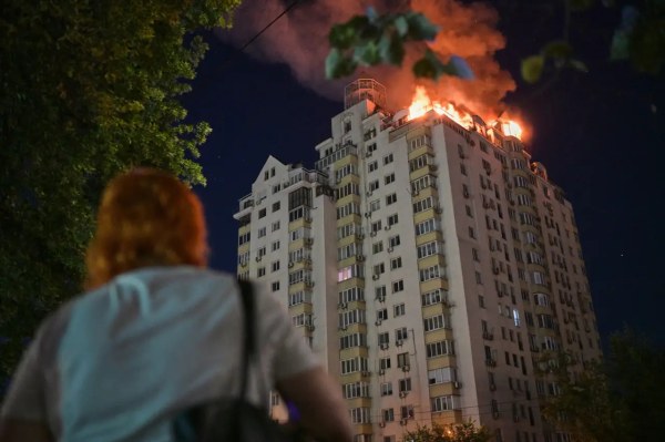 Ataque ruso deja al menos 20 muertos en Kiev