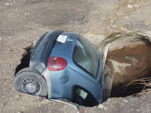 Socavón se traga auto