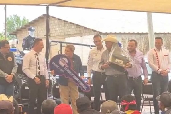 Entrega Maru patrullas y equipo a policías