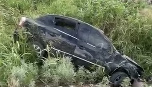 Rescatan a dos niños de auto que cae a canal: madre queda atrapada