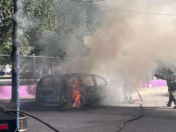 Arde camioneta y daña poste de Telmex