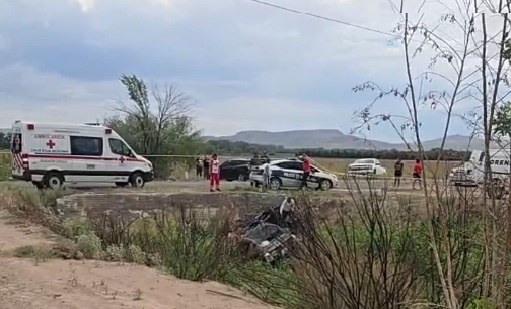 Muere mujer tras volcadura