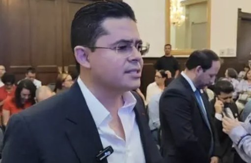 Pide Rafael Loera dejar a su esposa fuera de la política