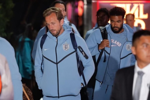 Reciben con abucheos a Inglaterra en su arribo a México