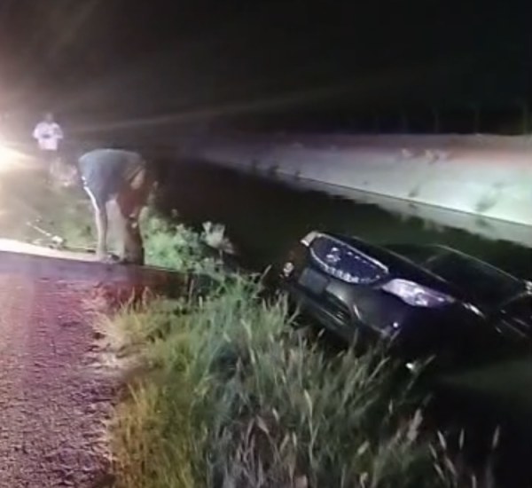 Conductor escapa por el quemacocos tras caer a un río