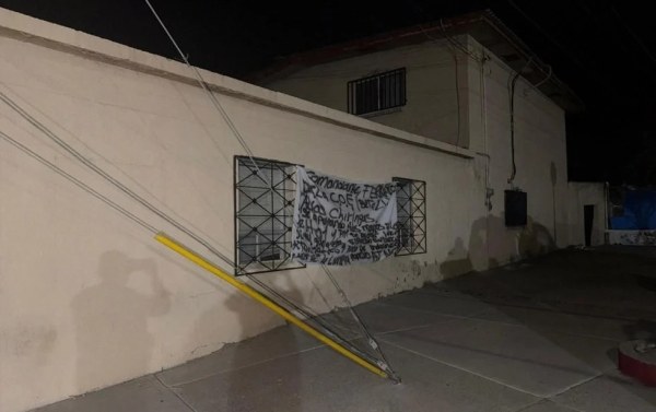 Dejan narcomanta afuera de casa