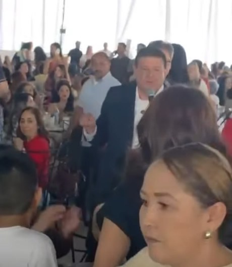 Se reúne Jáuregui con más de mil mujeres