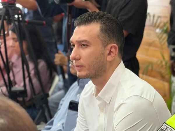 Detienen a tesorero por ingresar armado al Aeropuerto de Cancún