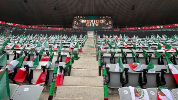 Dejan banderas a fans en el Azteca