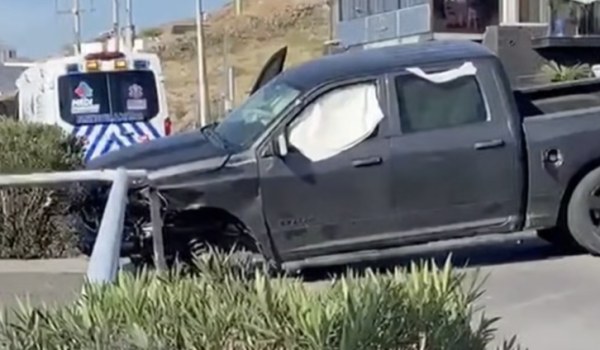 Camioneta RAM derriba poste en el Periférico de la  Juventud