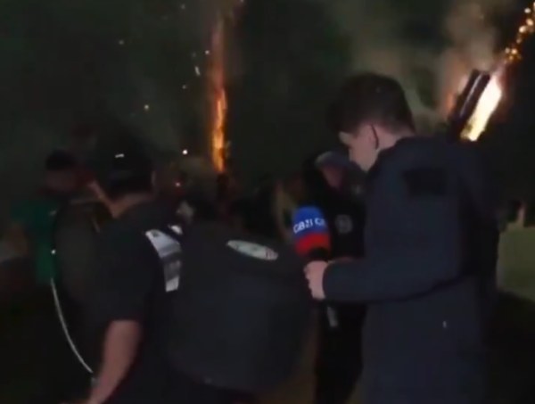 Prensa inglesa exigía arrestos vs porra que lanzó cuetes