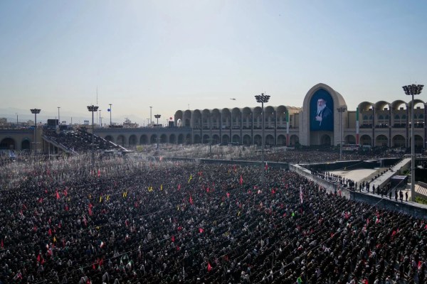 Abundan llamados a venganza en funeral de asesinado líder supremo de Irán