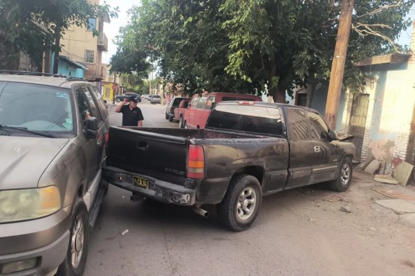 Derriba poste de CFE y huye