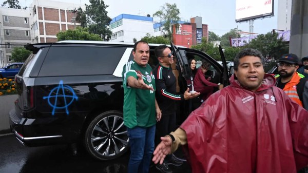 Pintan camioneta de Cuauhtémoc Blanco y lo reciben con gritos