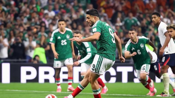 Raúl Jiménez anota penal y da esperanza a México