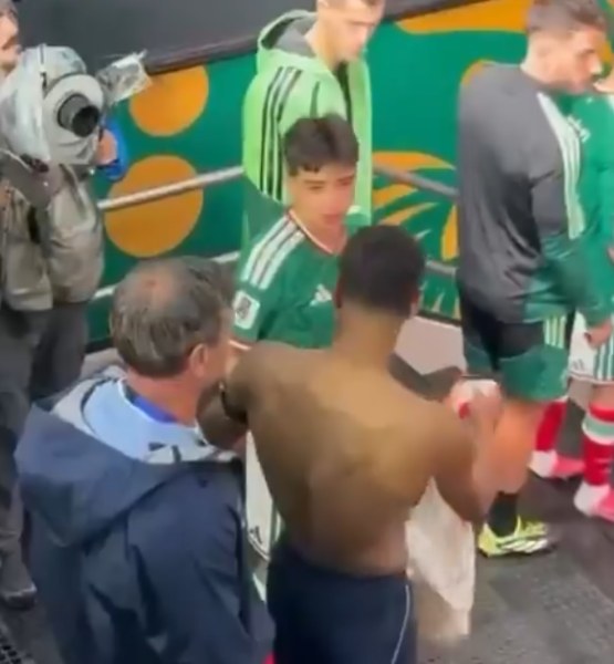 Consuela Bellingham a Mora y le cambia jersey