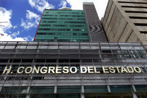Proponen cárcel para padres y alumnos que amenacen o difamen a maestros