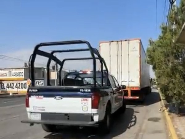 Tráiler derriba cables y deja sin internet a vecinos de la Panamericana